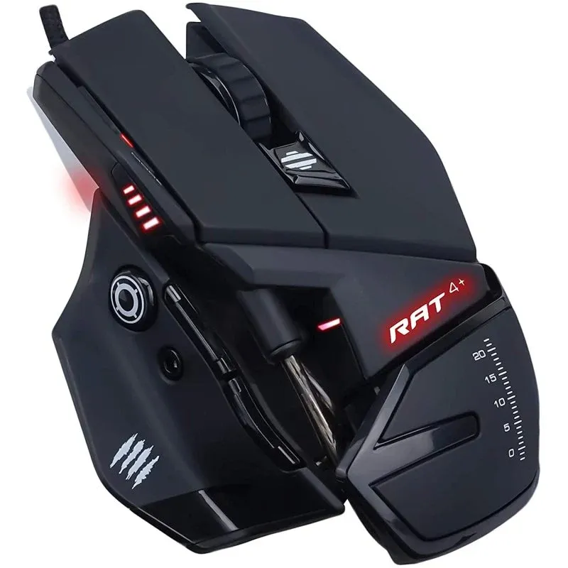 La imagen muestra el ratón Mad Catz R.A.T 4+, enfocado en destacar su diseño angular y moderno. Se observan distintos botones programables y zonas de iluminación LED que resaltan su funcionalidad y estilo enfocado al gaming. El dial indicador de DPI está claramente visible, lo que sugiere una personalización detallada del rendimiento del sensor. El nombre del modelo, R.A.T 4+, está iluminado y se sitúa prominente en la parte trasera del ratón, reforzando la identidad de la marca. La estética general del ratón se inclina hacia un aspecto tecnológicamente avanzado y ergonómico.